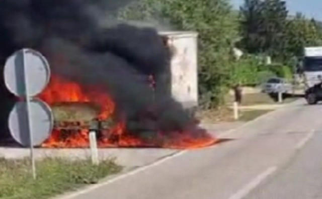 Zapalio se kamion brze pošte na cesti Mostar - Široki Brijeg