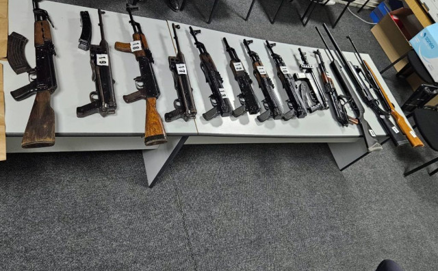 Muškarac uhićen zbog napada na policiju, pa mu pronašli puške, pištolje i streljivo