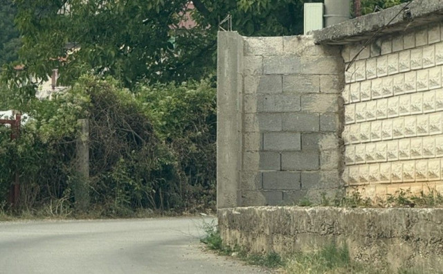 Mještani se žale na zid kod Mostara, smatraju da je samo pitanje kada će nekoga ugroziti u prometu