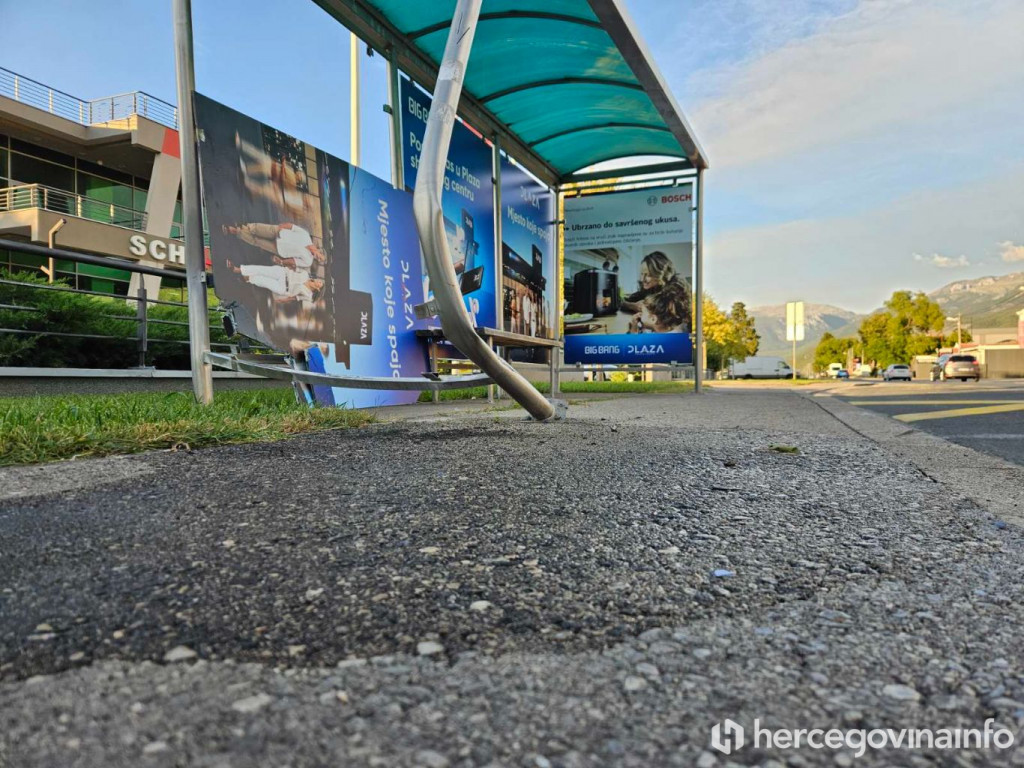 Automobil u Mostaru udario u autobusno stajalište u Vrapčićima