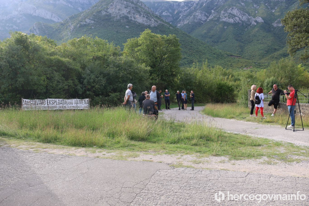 Blokada puta u Kuti LIvač