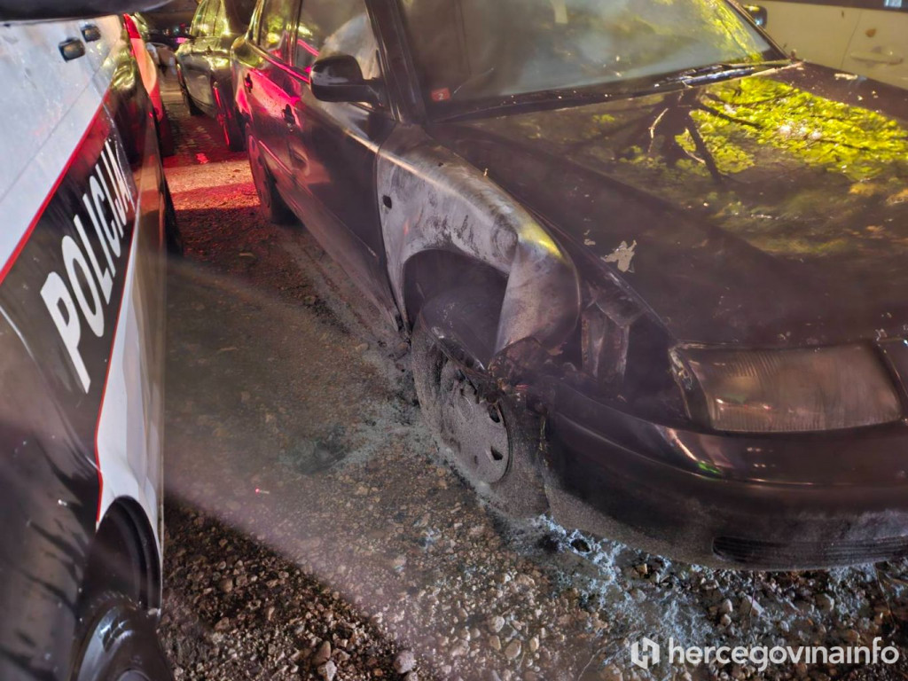 Gorjela dva automobila u Mostaru, požar na automobilu