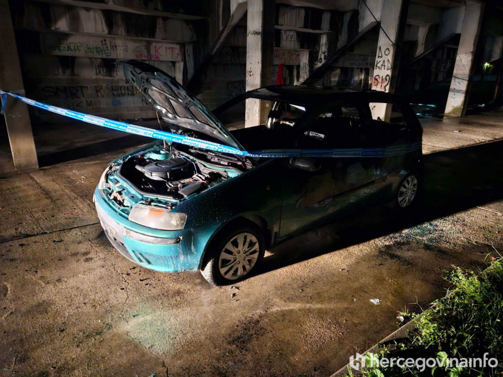 Gorjela dva automobila u Mostaru, požar na automobilu