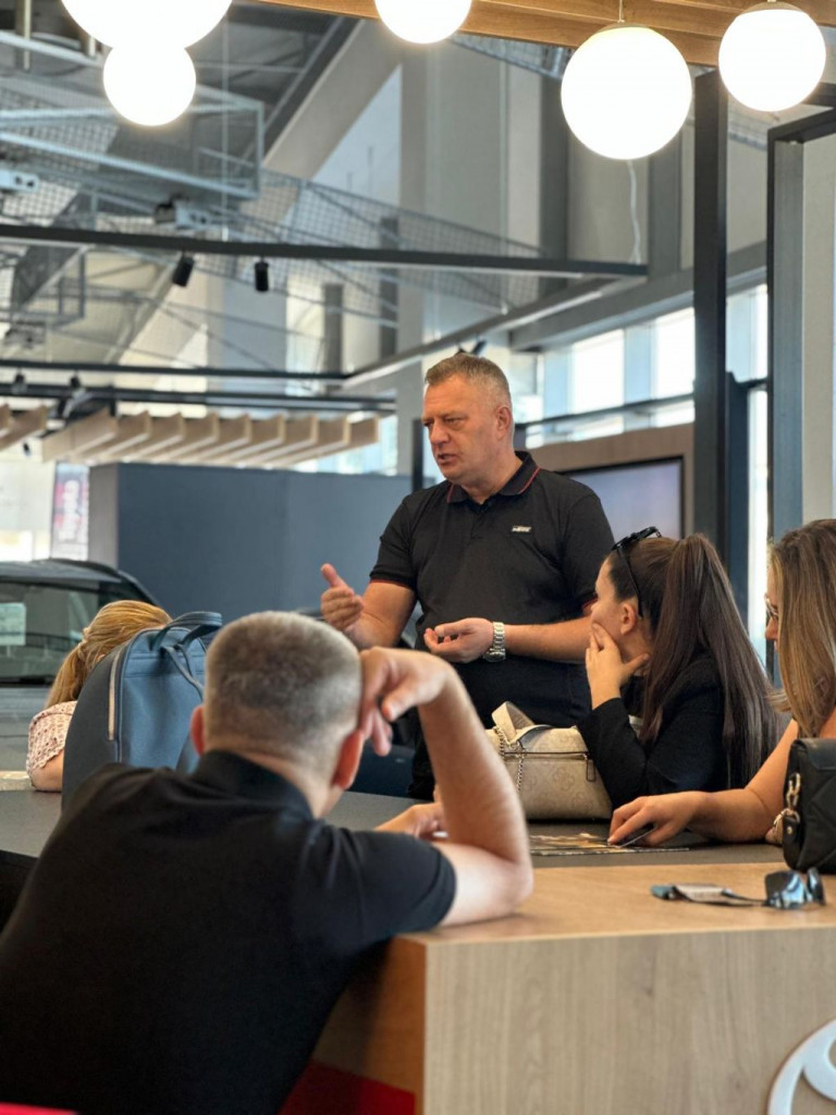 Toyota hibridna škola