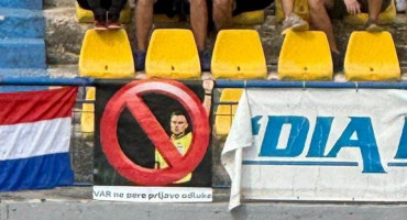 Navijači Posušja posvetili transparent sucu Bandiću: „VAR ne pere prljave odluke“