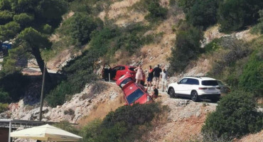 Auto umalo završio na terasi kafića punoj gostiju kod Dubrovnika