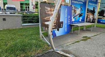 Automobil u Mostaru udario u autobusno stajalište