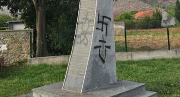 Oskrnavljen spomenik u Baćevićima kod Mostara, gradonačelnik Kordić poziva na istragu i smirivanje tenzija