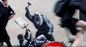 Nakon uhićenja 900 ljudi u Londonu, Banksy nacrtao novi mural na Visokom sudu