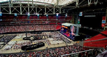 Tisuće ljudi na ispraćaju Charlieja Kirka u Arizoni