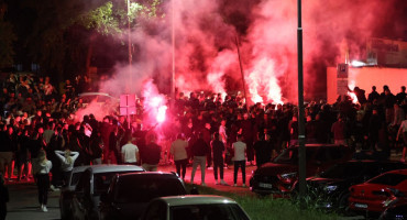 Ispred stadiona Zrinjskog nastala je prava ludnica nakon dolaska igrača