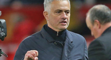 Navijači Benfice napravili kaos na Stamford Bridgeu, Mourinho ih morao smirivati