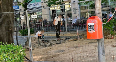 Popločali pa skidaju: Radnici uklanjaju granitne ploče u centru Mostara