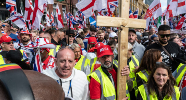 Marš Tommyja Robinsona u Londonu okupio više od 100.000 ljudi, ulice preplavljene zastavama Engleske