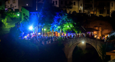 From Herz With Love program na otvaranju Red Bull Cliff Divinga na Old Town Street Festival ispod Starog mosta