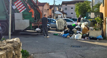 Komunalci od ranog jutra čiste mostarske ulice