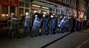 Policija upotrijebila šok-bombe na građane nakon komemoracije u Novom Sadu