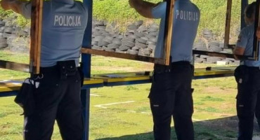 Policija ŽZH pokazala preciznost, vježbala gađanje kartonskih meta
