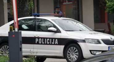 Maloljetnik ranjen nožem ispred osnovne škole u Tuzli