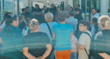 Ekskurzija u Neumu pretvorila se u skandal, roditelji blokirali nastavu zbog ponašanja ravnatelja i profesora