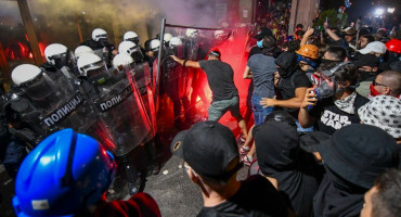 Kaos u Novom Sadu: Policija tukla studente i građane, Vučić hvali akciju
