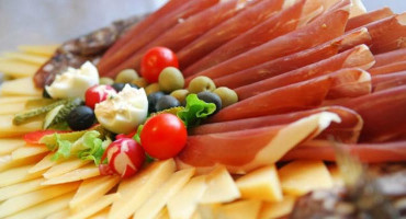 Dalmatinska konoba naplaćivala Paški sir i Dalmatinski pršut, a gostima servirala litavski sir i pršut iz marketa