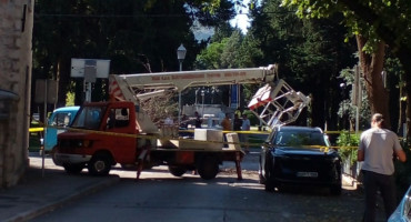 Dvojica muškaraca u Trebinju pali iz korpe kamiona