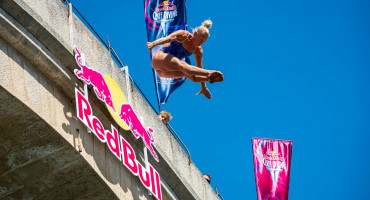 Red Bull Cliff Diving u Mostaru: Iffland juri pobjedu, Gimeno i Barnaba vode bitku, Hunt blizu vrha