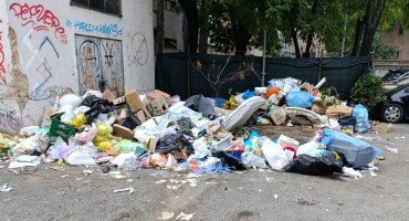 Gomile smeća i jutros na mostarskim ulicama