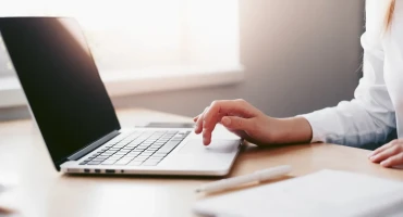 uredski posao laptop