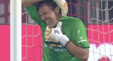 Delije topovskim udarcem gađale Stojkovića, sudac prekinuo utakmicu