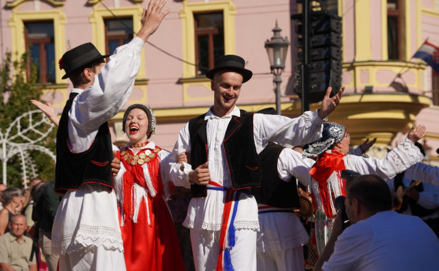 Oko 70 folklornih skupina sudjelovalo na 60. Vinkovačkim jesenima