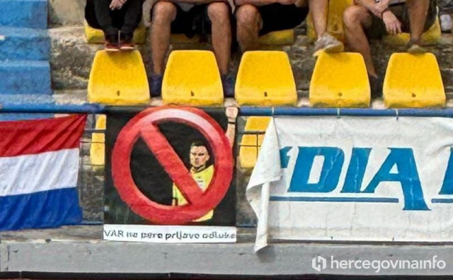 Navijači Posušja posvetili transparent sucu Bandiću: „VAR ne pere prljave odluke“