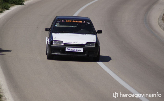 Auto sprint 'Nagrada Grada Trebinja 2025' okupio vozače iz regije, simpatije pokupio vozač s natpisom 'Hvala baba'