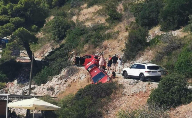 Auto umalo završio na terasi kafića punoj gostiju kod Dubrovnika