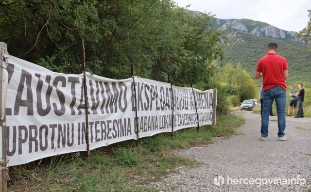 Policija popisala registracije u Kutima, inspektorica poslikala, a mještani poručili: 'Oni ovdje neće proći'