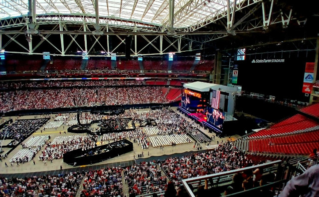 Tisuće ljudi na ispraćaju Charlieja Kirka u Arizoni