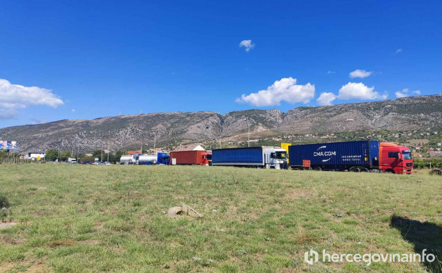 Velike gužve zbog prosvjeda prijevoznika na M-17 kod Mostara