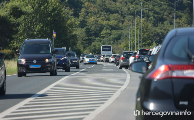 Dugačke kolone na sjevernom ulazu u Mostar