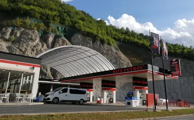 Naoružani pljačkaš na benzinskoj crpki otuđio novac i cigarete