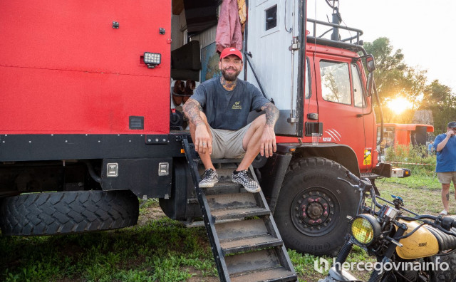Kanadski pustolov u Ljubuški došao u vojnom kamionu kojeg je kupio i luksuzno opremio online