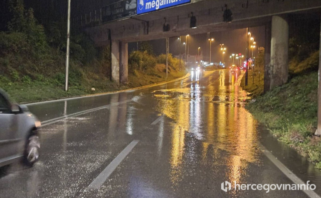 Zbog jake kiše mogući izljevi vode na kolnike