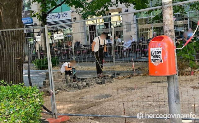 Popločali pa skidaju: Radnici uklanjaju granitne ploče u centru Mostara