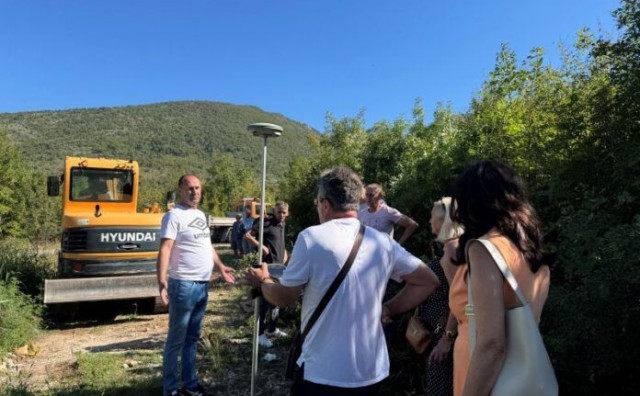 Teška mehanizacija krči put kod Mostara, mještani ogorčeni i bespomoćni