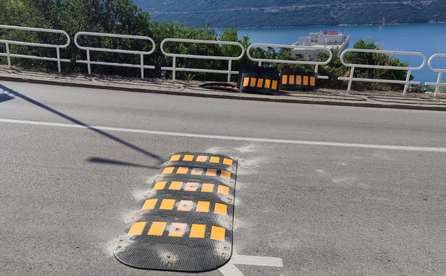 U Neumu postavljen ležeći policajac nakon prevrtanja dva automobila