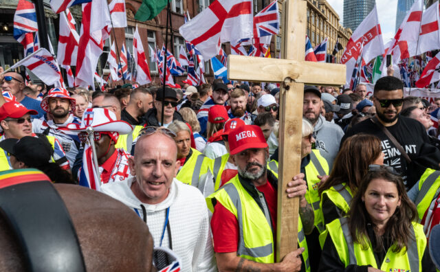 Marš Tommyja Robinsona u Londonu okupio više od 100.000 ljudi, ulice preplavljene zastavama Engleske