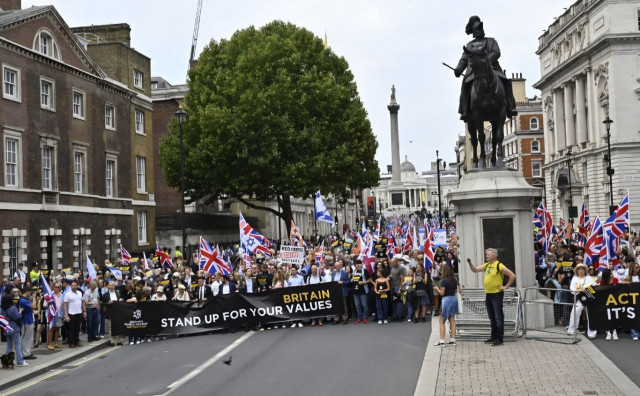 Tommy Robinson tvrdi da je u Londonu bilo tri milijuna domoljuba, policija navodi brojku od 110.000 ljudi