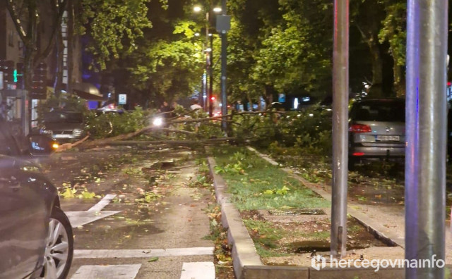 Snažno nevrijeme poharalo Mostar, čupalo stabla iz korijena i lomilo grane