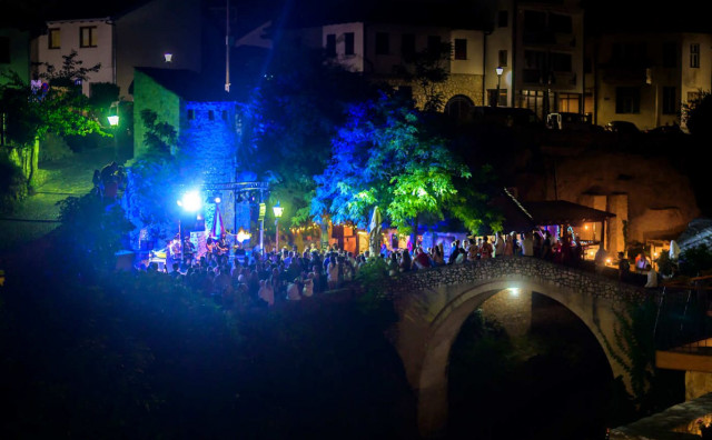 From Herz With Love program na otvaranju Red Bull Cliff Divinga na Old Town Street Festival ispod Starog mosta