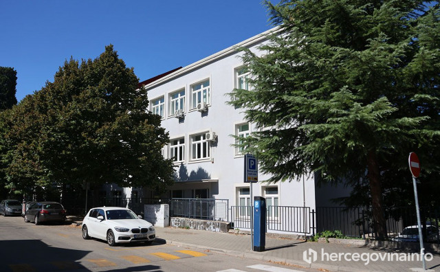 Djeca iz mostarske škole već osmi dan nisu u klupama, nadležni roditelje i mališane prepustili samima sebi